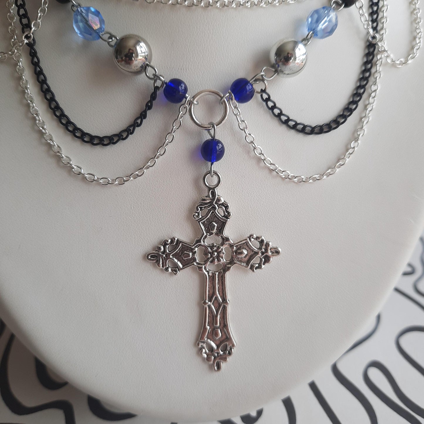 Collier gothique en perles avec croix argentée et chaînes