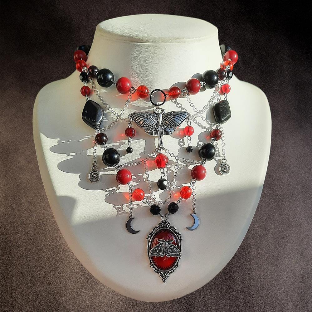 Collier "Bloody Moth"