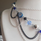 Collier gothique en perles avec croix argentée et chaînes