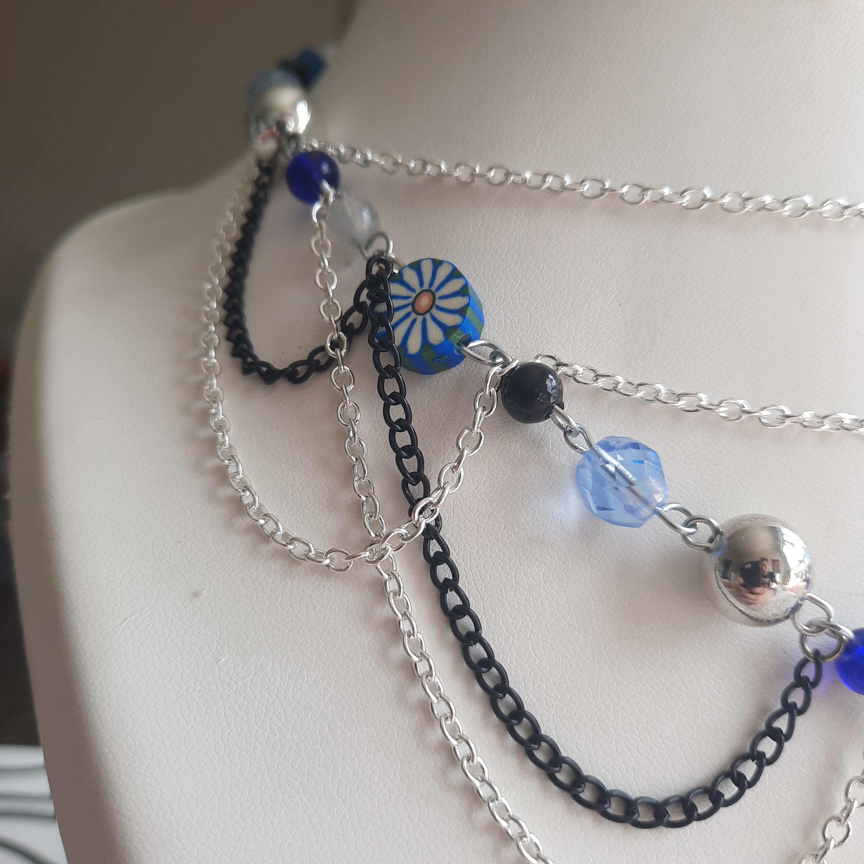 Collier gothique en perles avec croix argentée et chaînes