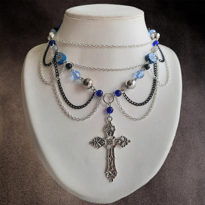 Collier gothique en perles avec croix argentée et chaînes