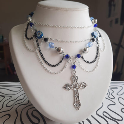 Collier gothique en perles avec croix argentée et chaînes