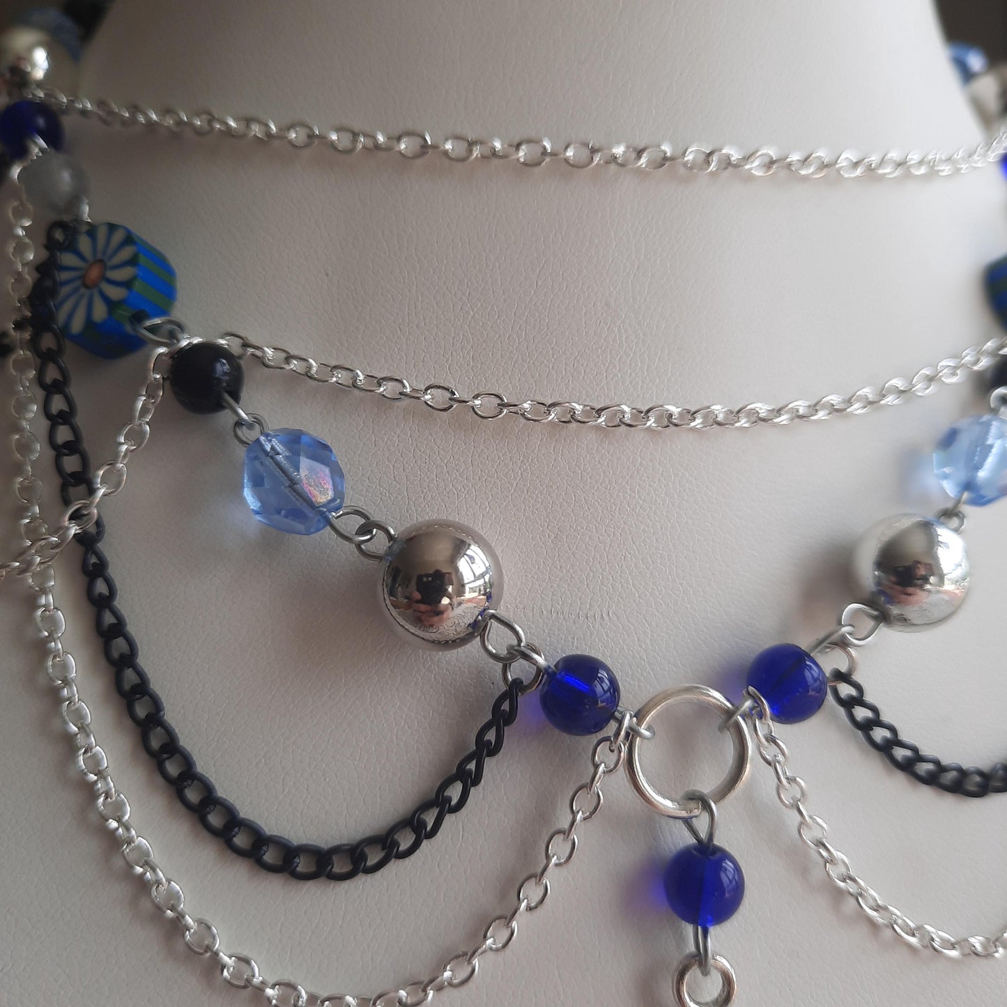 Collier gothique en perles avec croix argentée et chaînes