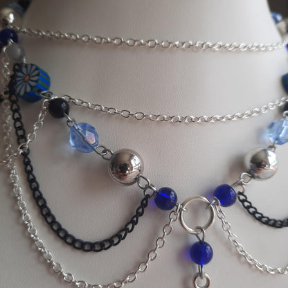 Collier gothique en perles avec croix argentée et chaînes