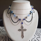 Collier gothique en perles avec croix argentée et chaînes
