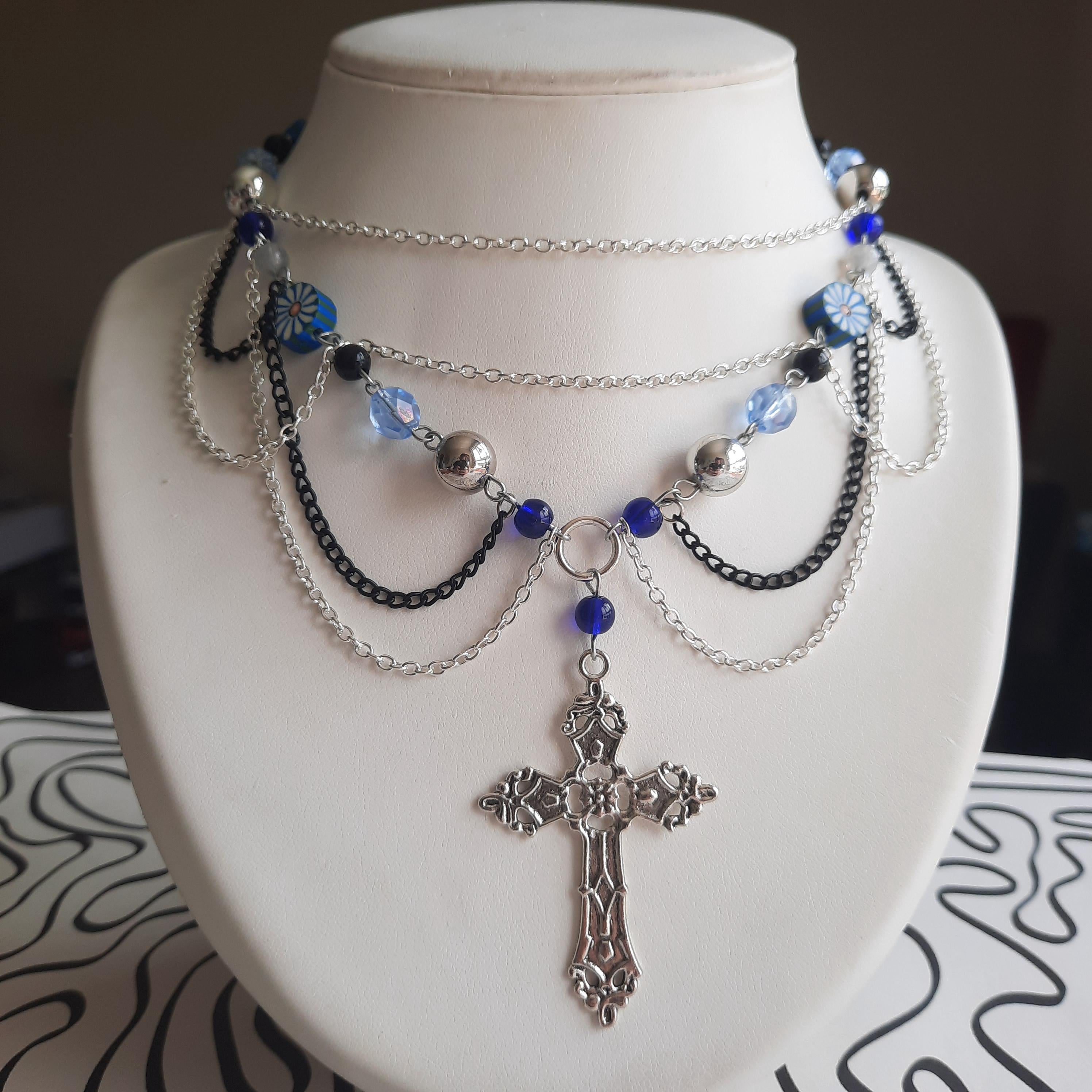 Collier gothique en perles avec croix argentée et chaînes