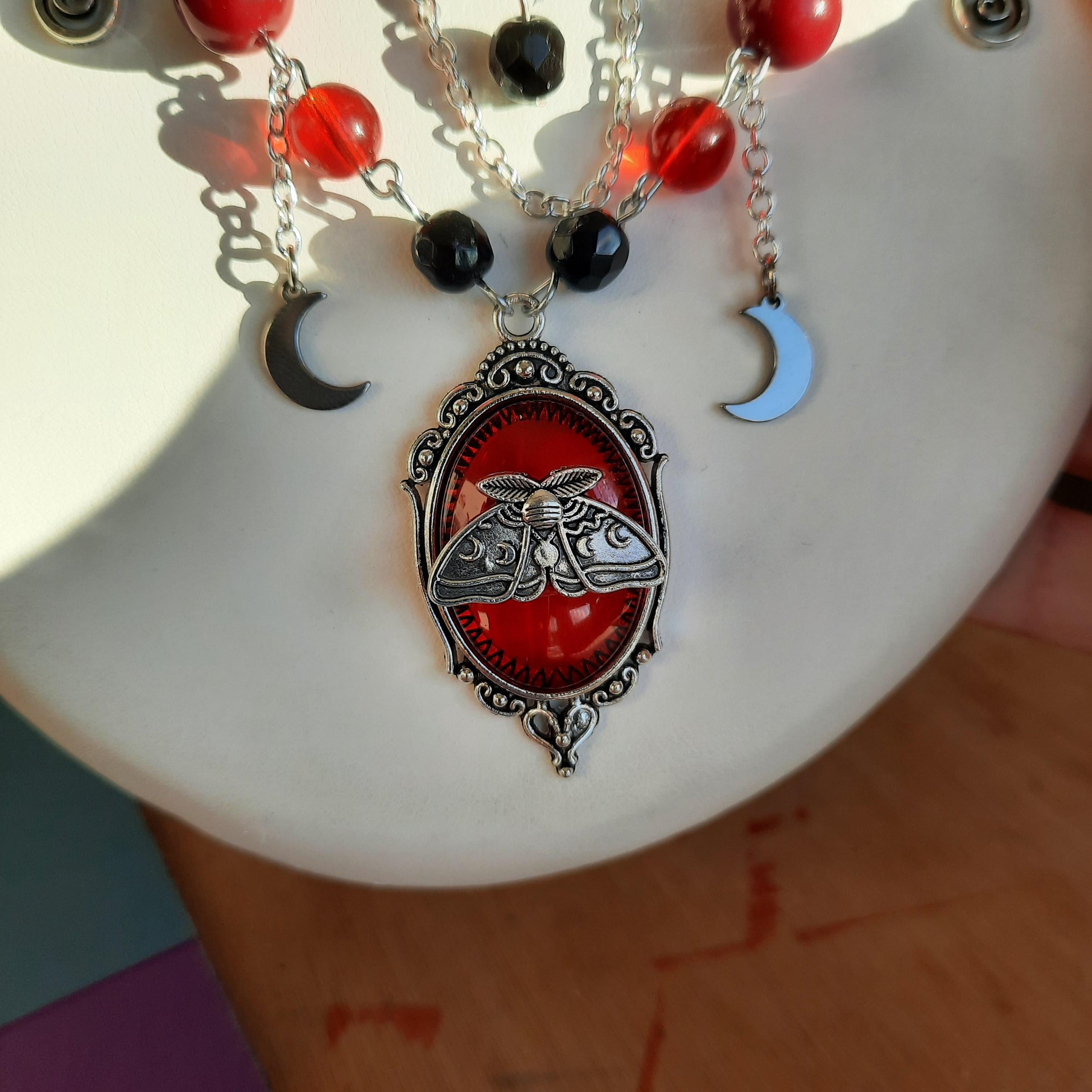 Collier "Bloody Moth"