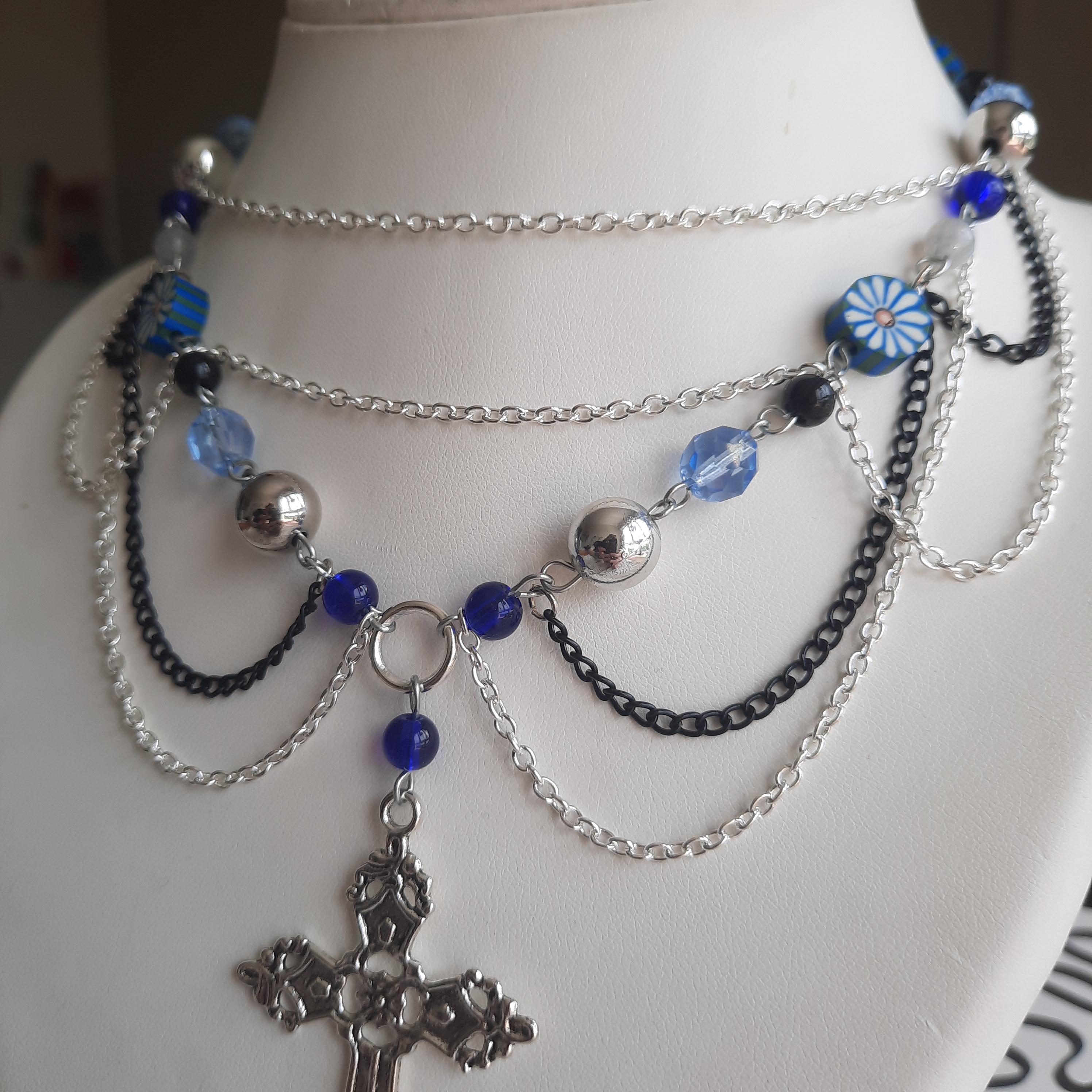 Collier gothique en perles avec croix argentée et chaînes
