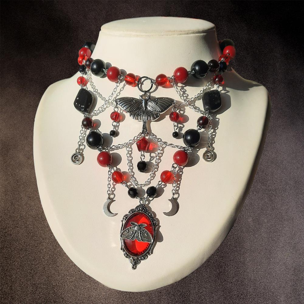 Collier "Bloody Moth"