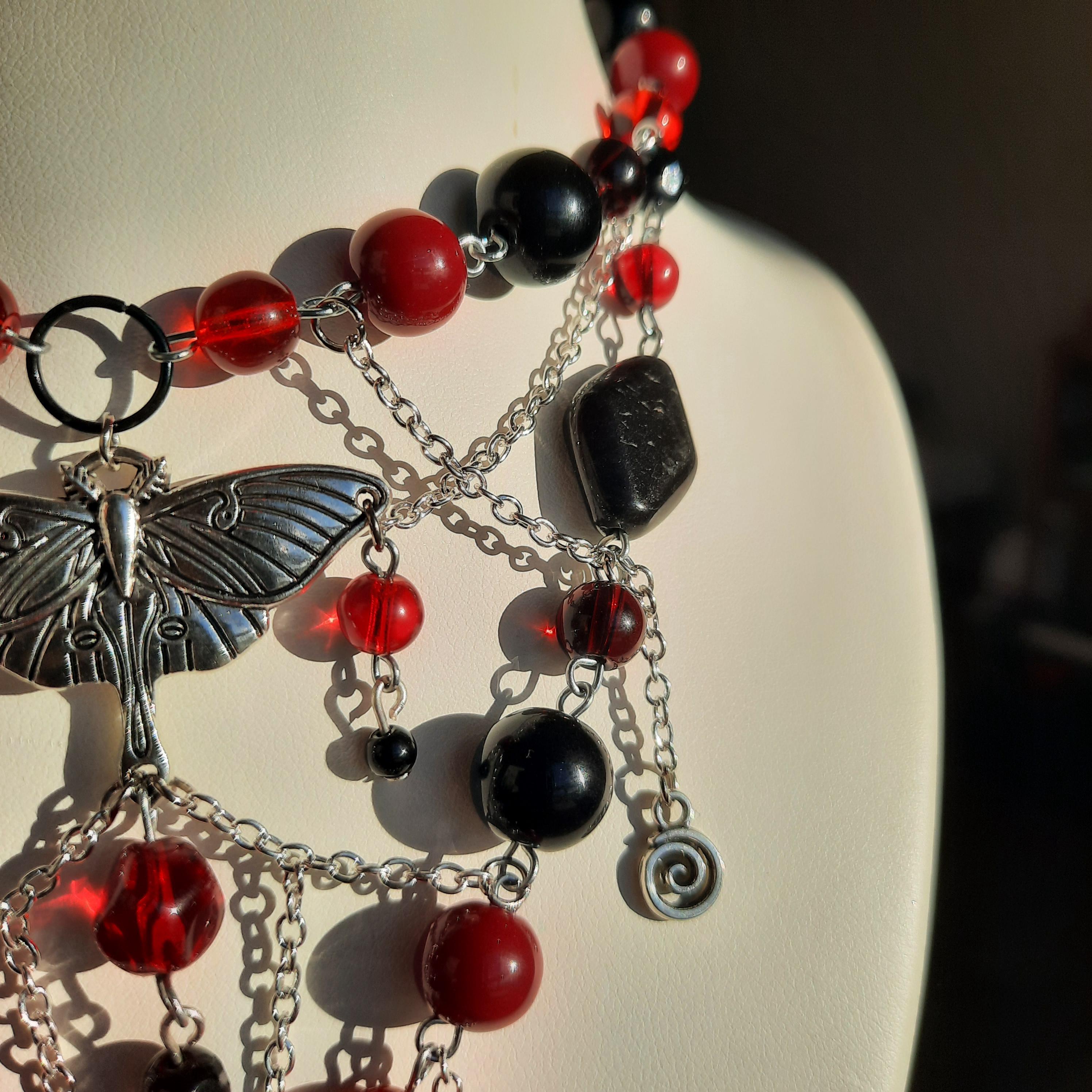 Collier "Bloody Moth"