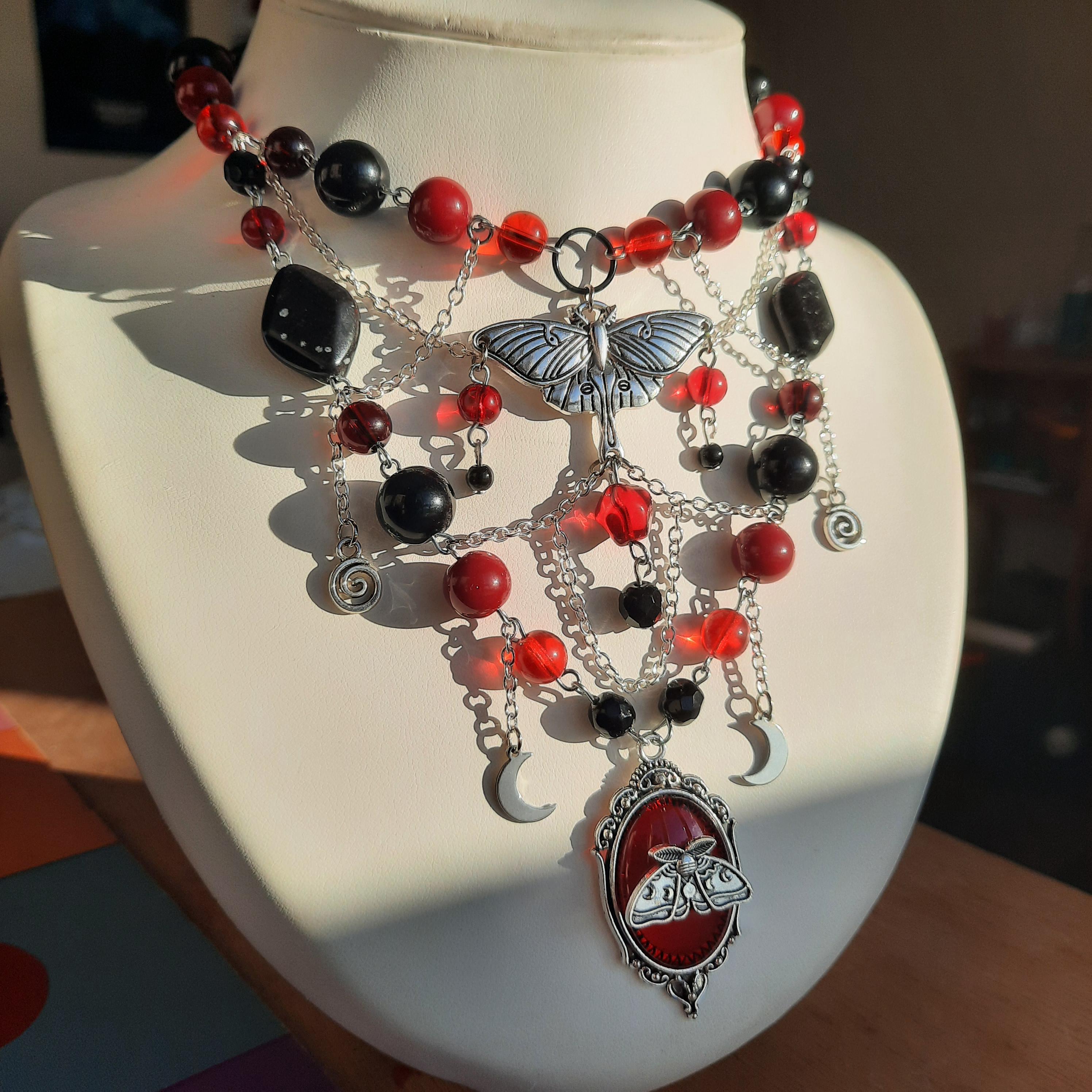 Collier "Bloody Moth"