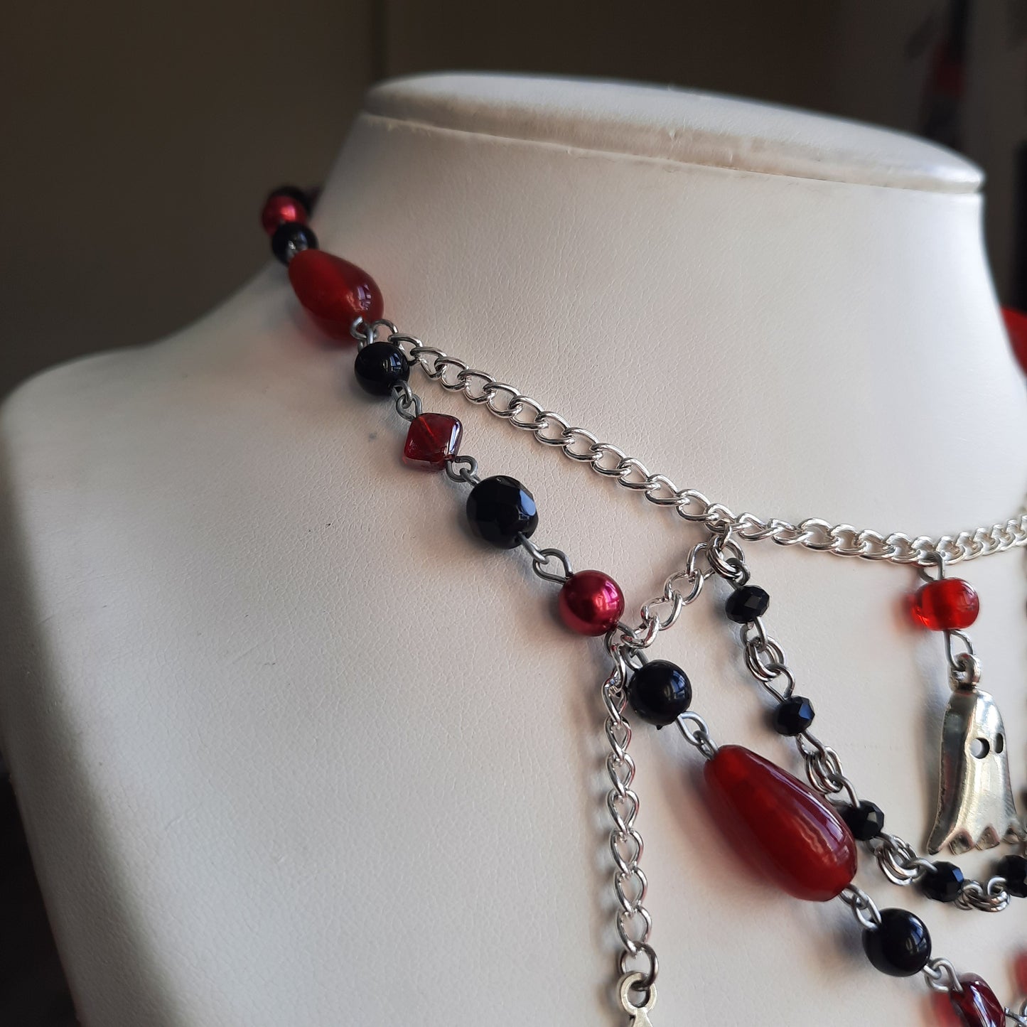Collier "fantôme rouge"