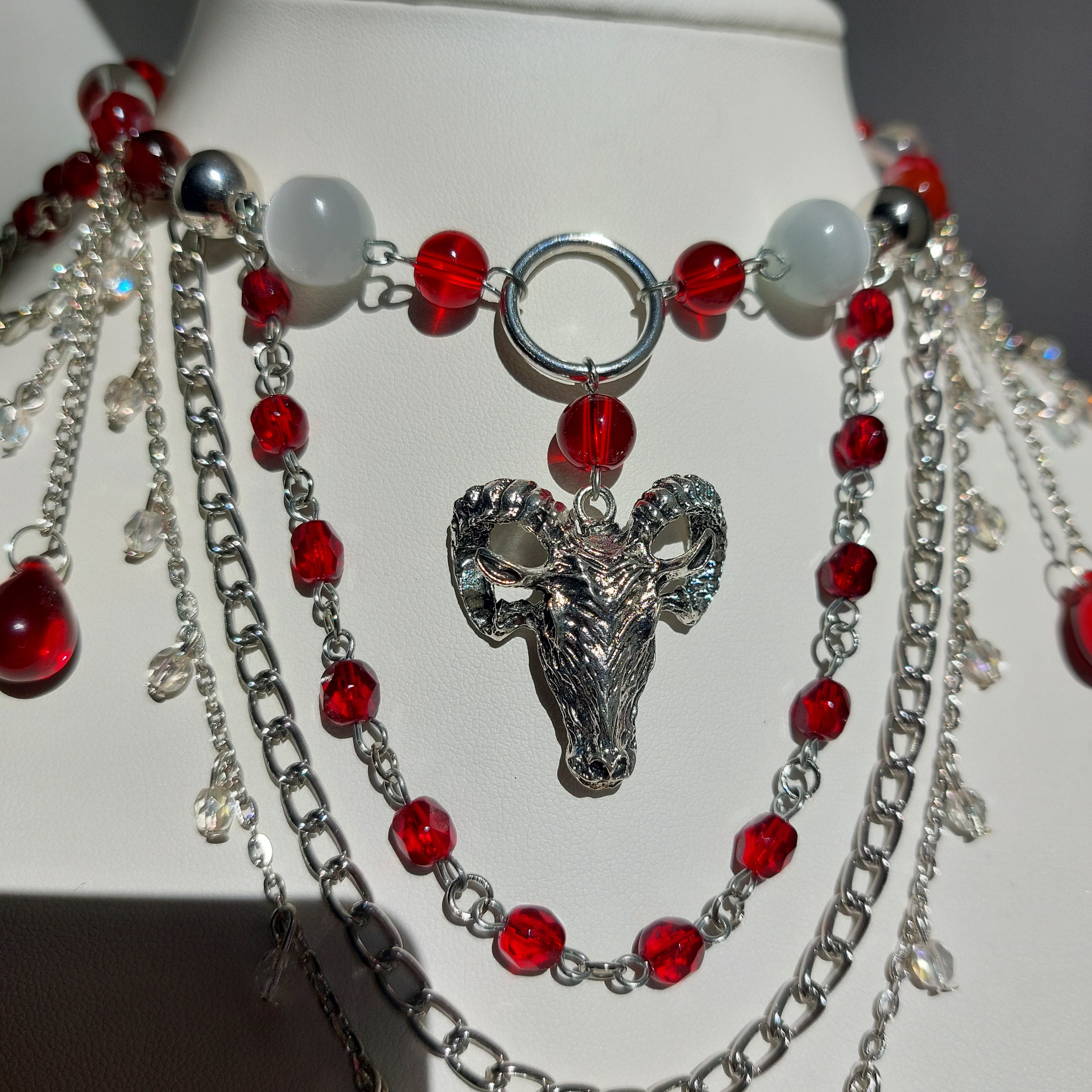 Collier "Bouc Rouge"