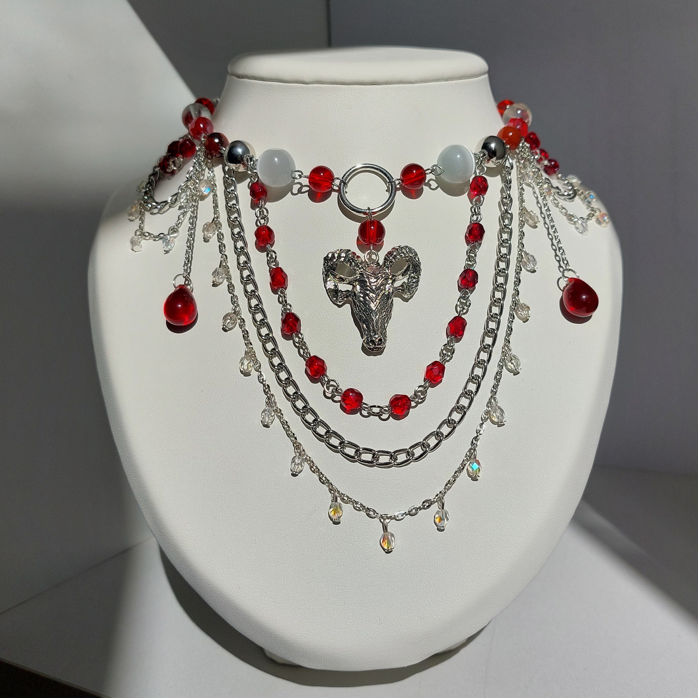 Collier "Bouc Rouge"