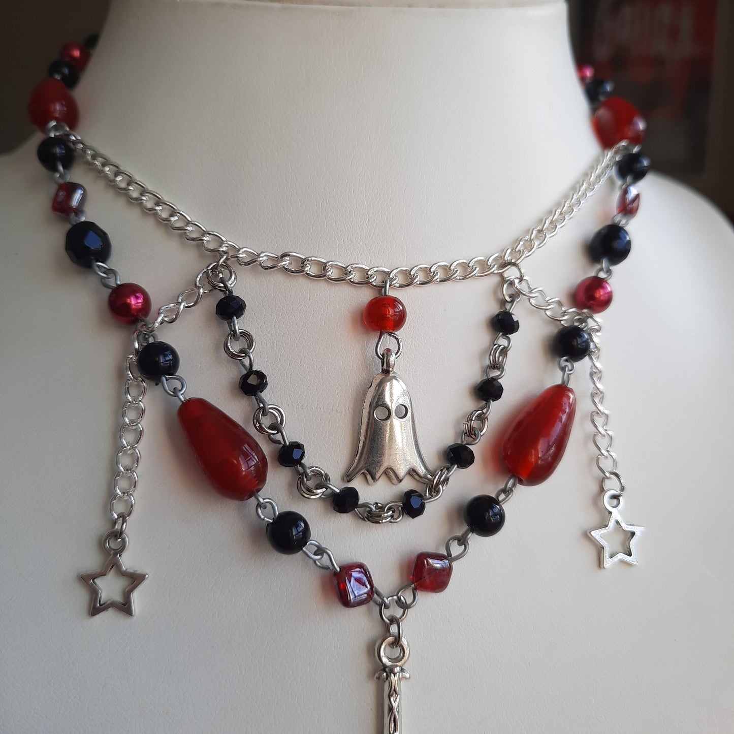 Collier "fantôme rouge"